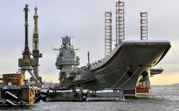 Laut der Zeitung Iswestija, die sich auf „zuverlässige Quellen“ beruft, stehen die russische Marine und die United Shipbuilding Corporation (USC) kurz vor einer endgültigen Entscheidung über das Schicksal der Kusnezow. Es gebe Anzeichen dafür, dass sie das Modernisierungsprogramm des Schiffes stoppen könnten. Foto: @ Naval News. 3.png