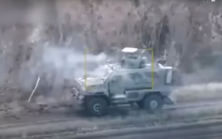 El nuevo informe también señala que los operadores de Phoenix identificaron y destruyeron una plataforma robótica terrestre utilizada por el ejército ruso para transportar municiones al frente. Foto: @Ukrainian Phoenix. 9.png