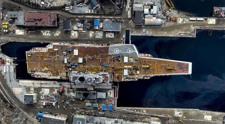 Was die Kusnezow betrifft, so hat sich der Zustand des Schiffes seit Beginn der Überholung und Modernisierung im Jahr 2017 erheblich verschlechtert. Kurz nach ihrer Ankunft in der Werft gab es Anzeichen dafür, dass der Umfang der Restaurierungsarbeiten deutlich reduziert worden war, was Fragen über das wahre Schicksal des Schiffes aufwarf. Während der Überholung erlitt der Träger mehrere Brände und sank einmal. Anfang 2021 zeigte die Analyse von Satellitenfotos des Trägers, dass die Überholungsarbeiten in den letzten zwölf Monaten praktisch eingestellt worden waren. Foto: @Semen Vasileyev/Anadolu Agency. 9.png