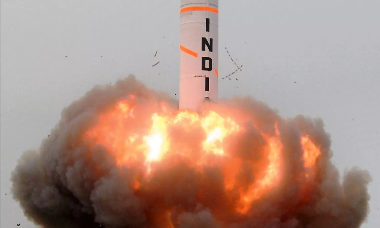 Les analystes s'intéressent particulièrement à la capacité de l'Agni-5 à emporter plusieurs véhicules de rentrée à ciblage indépendant (MIRV). Bien que New Delhi ne l'ait pas confirmé, la taille et la charge utile du missile pourraient permettre des améliorations. Une fois déployés, les MIRV permettraient à un seul missile de frapper plusieurs cibles simultanément, renforçant ainsi la dissuasion et la capacité de pénétration des défenses. 6.jpg