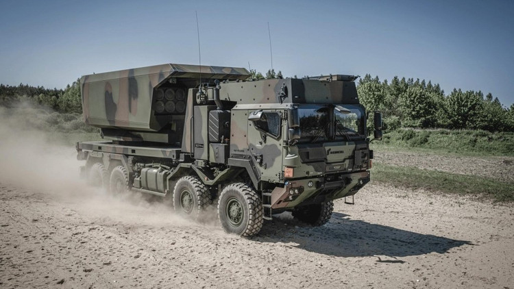 Lockheed Martin добавила, что система GMARS разработана на шасси тактического военного автомобиля HX компании Rheinmetall с колесной формулой 8x8 и максимальной скоростью около 100 км/ч, что превышает обычный уровень тяжелых артиллерийских систем. Эта система обеспечивает высокую степень совместимости с пусковыми установками и боеприпасами США и их союзников. 9.jpg