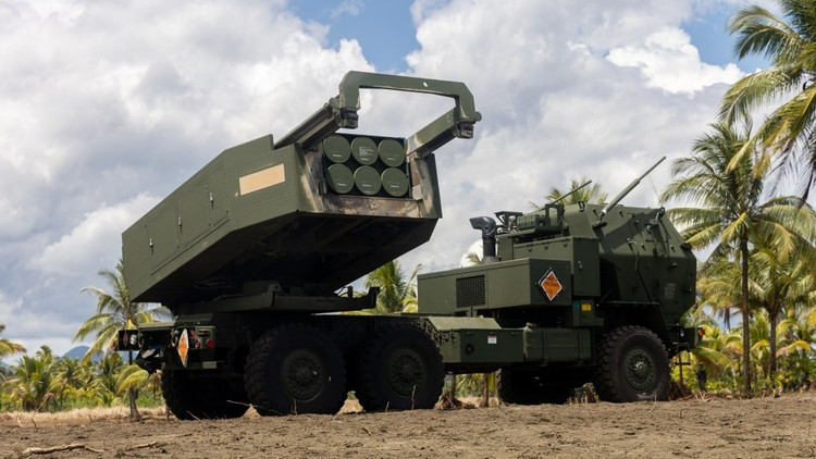 GMARS использует те же боеприпасы, что и колёсная HIMARS и более тяжёлая гусеничная РСЗО M270. Обе системы эффективно применялись на поле боя Украиной, нанося серьёзный урон российским войскам и технике, включая укреплённые позиции, мосты, радиолокационные станции и многие другие стратегические цели. 3-anh-the-war-zone.jpg