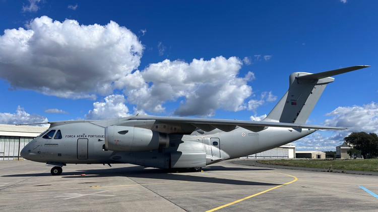 ទន្ទឹមនឹងយន្តហោះចម្បាំង Gripen E យន្តហោះ KC-390 Millennium គឺជាយន្តហោះដឹកជញ្ជូនយុទ្ធសាស្ត្រម៉ាស៊ីនភ្លោះ ដែលបំពេញបន្ថែម Gripen E ដោយបំពេញតម្រូវការដឹកជញ្ជូនពហុតួនាទីរបស់ប្រទេសកូឡុំប៊ី។ ជាមួយនឹងសមត្ថភាពដឹកទំនិញ 26 តោន KC-390 ដំណើរការជាងវេទិកាចាស់ៗដូចជា C-130 Hercules ដែលប្រទេសកូឡុំប៊ីកំពុងដំណើរការ។ 9-9040.jpg