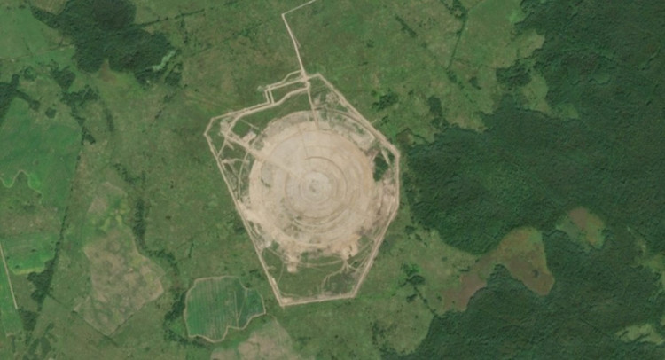 On August 22, Newsweek magazine published a series of shocking satellite images: in the middle of the Kaliningrad forest, a giant circle is clearly visible, believed to be a top secret Russian intelligence facility. Researchers from the Tochnyi project warned that this is most likely a high-level military eavesdropping station, capable of intercepting NATO signals and maintaining contact with submarines in the Baltic. 1-anh-newsweek.jpg