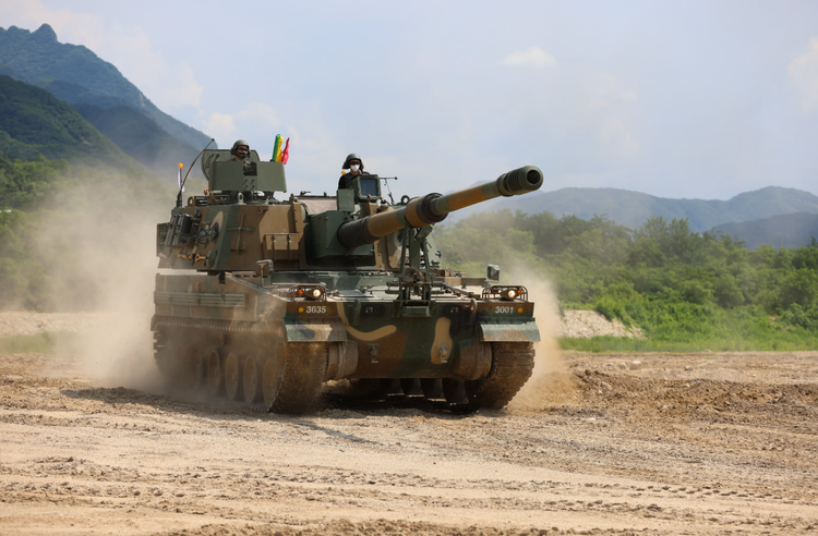 Die selbstfahrende Kanone K9 Thunder verfügt über einen 155-mm-L52-Kanonenlauf und kann je nach Munitionstyp eine maximale Reichweite von 40 bis 60 km erreichen. Dazu gehören Standardmunition, Munition mit Base Bleed und präzisionsgelenkte Munition wie die M982A1 Excalibur (erreichte bei Tests in den USA eine Reichweite von 50 km). Foto: @Zona Militar. 9-9619.png