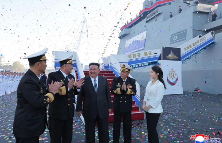เรือพิฆาตดังกล่าวเป็นเรือรบขนาด 5,000 ตันลำที่ 2 ที่เกาหลีเหนือปล่อยลงน้ำเมื่อเดือนที่ผ่านมา เรือรบลำแรกเปิดตัวเมื่อวันที่ 25 เมษายน และผู้เชี่ยวชาญถือว่าเป็นเรือรบที่ใหญ่ที่สุดและทันสมัยที่สุดของเกาหลีเหนือจนถึงปัจจุบัน คิม จอง อึน เรียกเรือลำนี้ซึ่งมีชื่อว่า ชเว ฮยอน ว่าเป็นกองโจรชาวเกาหลีในช่วงสงครามต่อต้านญี่ปุ่น และเป็นทรัพย์สินสำคัญในการบรรลุเป้าหมายในการขยายขอบเขตการเดินเรือและความสามารถในการโจมตีด้วยนิวเคลียร์ของกองทัพ ภาพ: @KCNA 10-8576.png