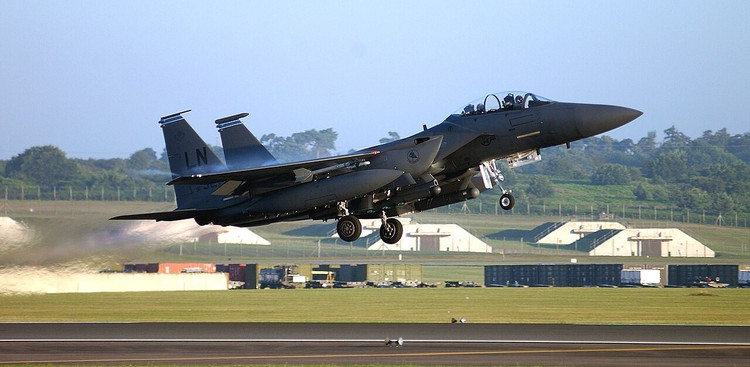 In the heat of battle, the American F-15Es had almost no time to rest, constantly flying into the sky to hunt down UAVs and then hastily landing to resupply. However, there was a moment of suffocating tension: all AMRAAM and Sidewinder missiles were exhausted, forcing the pilots to consider an unusual plan, both reckless and risky. 5-anh-wikipedia.jpg