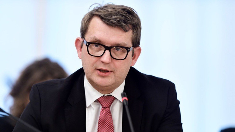 Le ministre danois de la Défense, Troels Lund Poulsen, a annoncé que le Danemark soutenait l'Ukraine en améliorant les communications par satellite, grâce à la coopération avec l'Agence européenne de défense, et a souligné l'importance croissante de l'espace dans la politique de défense et le potentiel des solutions spatiales pour renforcer la sécurité de l'Ukraine, du Danemark et de l'Europe. 2-anh-wikipedia.jpg