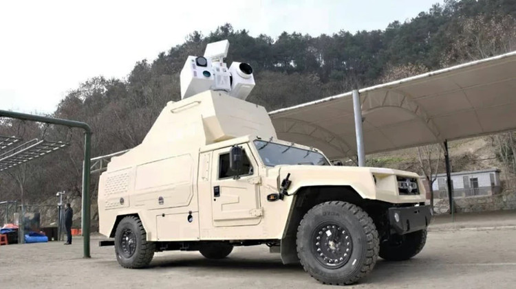 Russia appears to be experimenting with deploying lasers not only at fixed points but also on mobile platforms, creating a flexible defense grid. If successful, this could significantly reduce the effectiveness of the long-range offensive campaign that Ukraine hopes will put constant pressure on the Russian rear. 5-anh-wikipedia.jpg