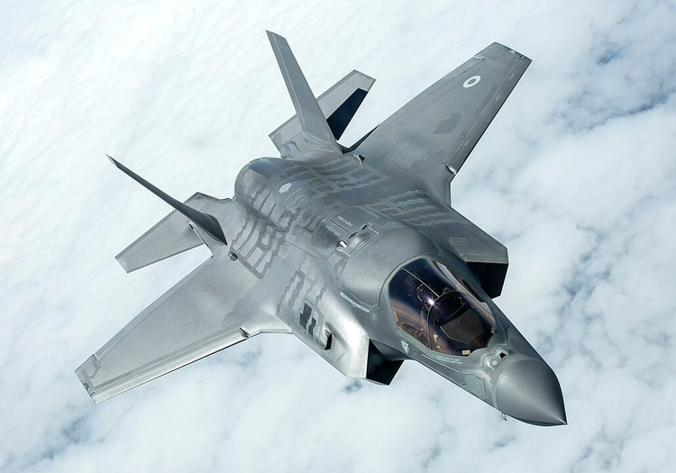 Mặc dù Mỹ chưa chính thức chào hàng F-47 cho Israel, nhưng một số nhà phân tích quốc phòng cho rằng nó có thể trở thành sự thay thế phù hợp, trong bối cảnh nếu Mỹ bán các máy bay F-35 đã hạ cấp cho các quốc gia Ả Rập bắt đầu từ năm 2030, Israel có thể mất đi lợi thế quân sự. 8-2677.jpg
