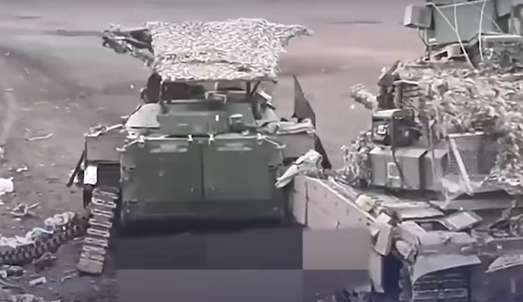 Estos sistemas de defensa caseros se han convertido en una respuesta común en el campo de batalla para las fuerzas rusas, pero su eficacia parece ser limitada contra los ataques de precisión con drones de las fuerzas ucranianas. Foto: @Ukrainian Phoenix. 6-6702.png
