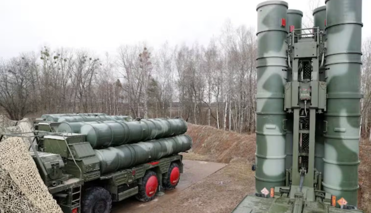 Although the S-400 air defense system was first put into service with the Russian Aerospace Forces in 2007, equipped with 48N6E3 surface-to-air missiles, providing a strike range of only 250 km, the maximum strike range of the system was extended to 400 km in the late 2010s, due to the integration of the long-range 40N6 missile. Photo: @Wikipedia, the free encyclopedia. 4-309.png