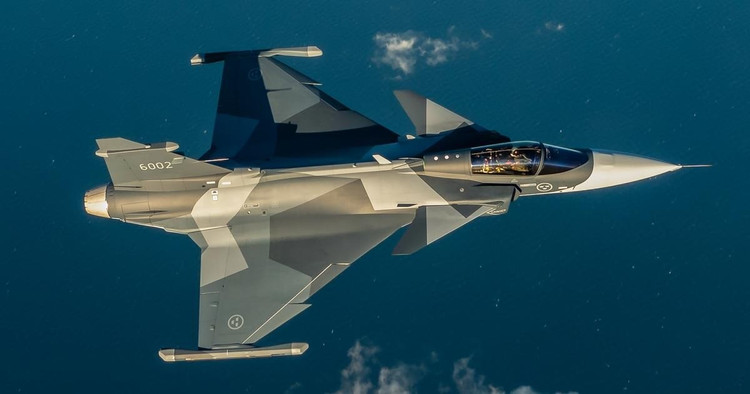 Gripen E គឺជាយន្តហោះចម្បាំងពហុមុខងារជំនាន់ 4.5 ជាមួយនឹងប្រព័ន្ធ AI រួមបញ្ចូលគ្នា ដែលត្រូវបានគេចាត់ទុកថាជាការលោតទៅមុខសម្រាប់កងទ័ពអាកាសកូឡុំប៊ី។ ជាមួយនឹងអាកាសចរណ៍ទំនើប និងតម្លៃប្រតិបត្តិការទាប យន្តហោះចម្បាំងនេះបានលេចចេញជាបេក្ខជនដែលជោគជ័យបំផុតនៅក្នុងដំណើរការដេញថ្លៃប្រកួតប្រជែងដែលនឹងចាប់ផ្តើមនៅឆ្នាំ 2024 ។ 6-71.jpg