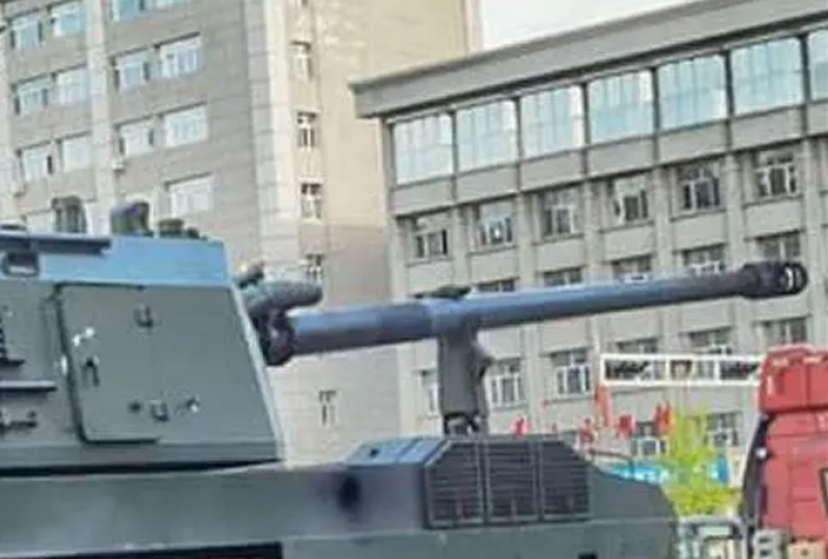 Ausgestattet mit einer 155-mm-Kanone und einer Lauflänge von 52 Mal seinem Durchmesser, zeichnet sich der SH16 durch herausragende Reichweite und Präzision aus, wie Verteidigungsanalysten beschreiben. Foto: @armyrecognition. 5.png