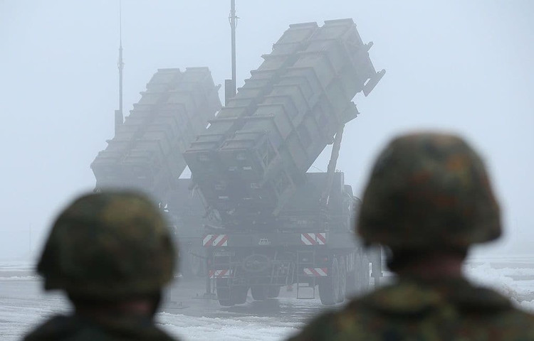 Según The Washington Post, en numerosos ataques recientes, el Patriot no ha podido interceptar todos los misiles rusos. Algunos misiles han penetrado la red de defensa aérea, causando daños significativos en zonas civiles y energéticas. Estos incidentes ponen en duda la efectividad real del Patriot en condiciones de combate extremas. 2-anh-wikipedia.jpg