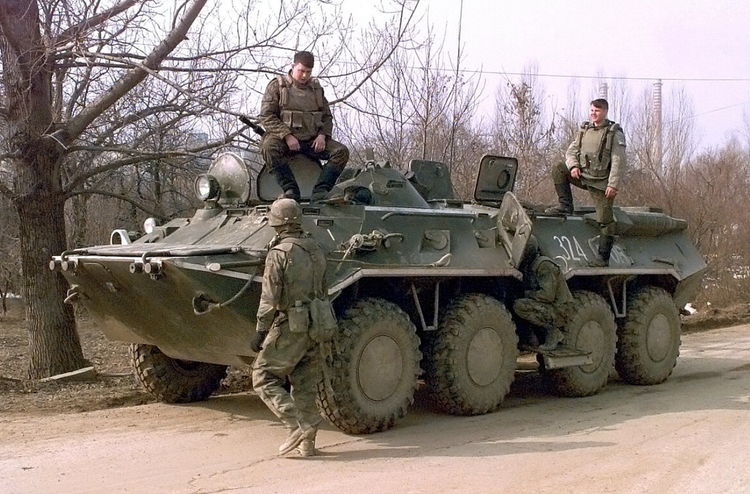 دخلت ناقلة الجنود المدرعة BTR-82 الخدمة منذ أواخر ثمانينيات القرن الماضي، ولا تزال من أكثر المنصات استخدامًا في القوات البرية الروسية. الصورة: مدونة الدفاع. 10.png