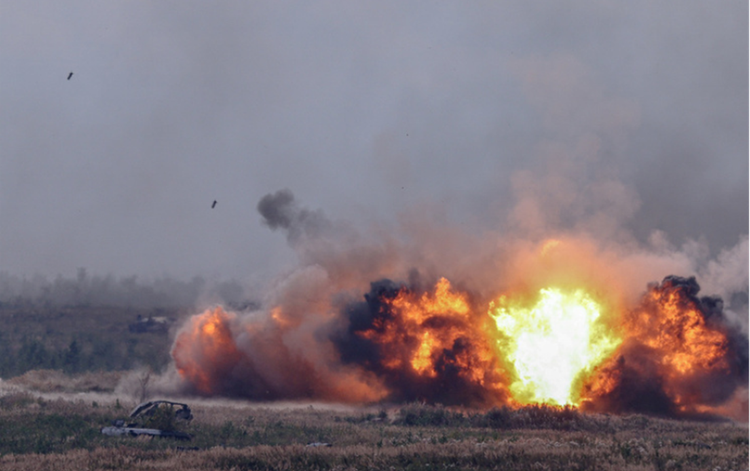 Mientras tanto, el pueblo vecino de Tykhe cayó en una situación mucho más trágica. Después de un feroz bombardeo de artillería de mucha mayor intensidad de lo habitual, la infantería rusa lanzó rápidamente un ataque frontal. La línea de defensa ucraniana aquí fue derrotada, sufriendo graves pérdidas, lo que obligó a las unidades defensoras a retirarse al pueblo de Kutur en el sur para restablecer la posición. Foto: Global Look Press tj8-anh-global-look-press.png