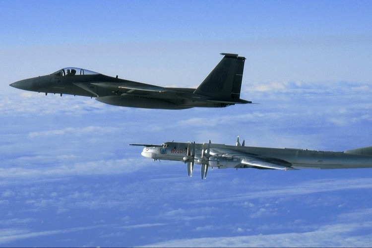 Kombinasi Tu-95MS dan Su-35 bukan sekadar latihan. Latihan ini mensimulasikan paket serangan strategis dengan pengawalan, yang menguji respons NORAD sekaligus mengirimkan pesan pencegahan. Bagi Washington, hal ini berarti risiko konfrontasi tak terduga selalu ada, yang membutuhkan kewaspadaan tinggi. 11-8959.jpg
