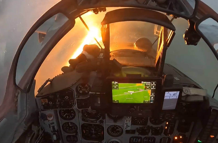 MiG-29 ត្រូវបានបំពាក់ដោយរ៉ាដា Zhuk-ME pulse-Doppler ដែលមានសមត្ថភាពតាមដានគោលដៅជាច្រើនក្នុងរយៈចម្ងាយរហូតដល់ 193 គីឡូម៉ែត្រ និងមានឃ្លាំងអាវុធដែលរួមបញ្ចូលកាំជ្រួចរ៉ាដា R-77 សម្រាប់ការបាញ់កាំជ្រួចរយៈចម្ងាយឆ្ងាយ និងកាំជ្រួច R-73 អ៊ីនហ្វ្រារ៉េដសម្រាប់បាញ់ចំងាយ។ រូបថត៖ @India Today។ 9-8132.png