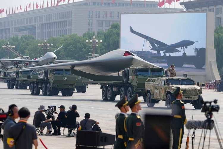 最も注目を集めたのは、アナリストから「忠実な僚機」と称されるFH-97ステルス戦闘無人機でした。これは、戦闘において有人航空機と連携し、パイロットによる直接操縦を必要とせずに武器を運搬し、危険な任務を遂行できるように設計された無人機シリーズです。 5-2416.jpg