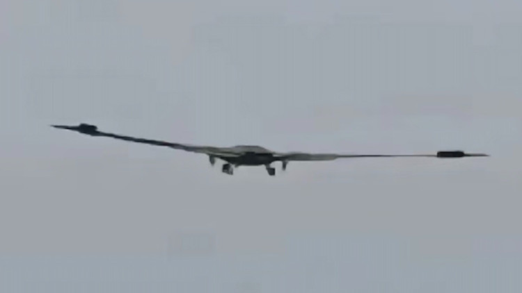 Mitte August sickerten Bilder durch, die ein großes Tarnkappenflugzeug mit nur einem Flügel am Himmel über China zeigen. Obwohl seine Identität noch nicht geklärt ist, entspricht sein Design dem mysteriösen Drohnenmodell, das die Militärwebsite The War Zone am 14. Mai 2025 basierend auf Satellitenbildern des Malan-Teststützpunkts in Xinjiang veröffentlichte. 1-anh-the-war-zone-3449.jpg