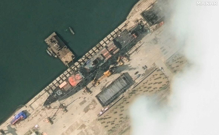 สำนักข่าวกลางเกาหลี (KCNA) รายงานว่าเมื่อวันที่ 21 พฤษภาคม ขณะกำลังปล่อยเรือลงน้ำที่ท่าเรือชองจิน ทางตะวันออกเฉียงเหนือ เรือพิฆาตลำใหม่ขนาด 5,000 ตัน ได้เสียการทรงตัวขณะกำลังปล่อยเรือ เนื่องจากร่มชูชีพที่ท้ายเรือเลื่อนไปก่อนกำหนดและติดอยู่ภายใน ภาพ: @KCNA 1-2354.png