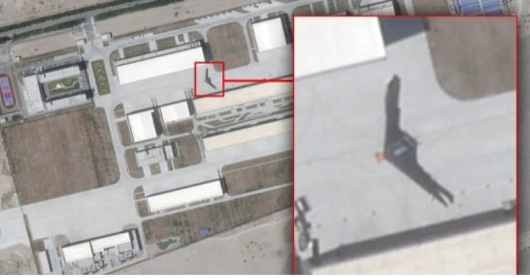 Viele Experten glauben, dass es sich um die mysteriöse Drohne handelt, die im Mai 2025 auf Satellitenbildern der Malan-Testbasis in Xinjiang aufgenommen wurde. Laut Satellitendaten von Planet Labs hat dieses Drohnenmodell eine Flügelspannweite von etwa 52 Metern und entspricht damit fast der amerikanischen B-2 Spirit. Vorläufig wird es von der internationalen Gemeinschaft WZ-X genannt, da sein offizieller Name noch nicht bekannt ist. 5-anh-reuters.jpg
