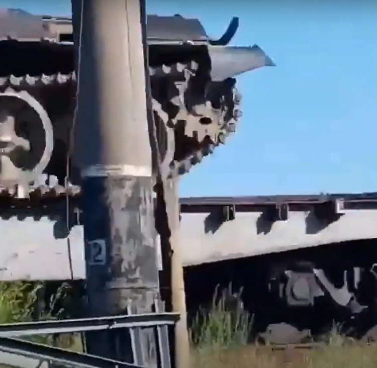 Obwohl diese Panzer weit weniger leistungsfähig sind als moderne westliche Panzersysteme wie der Leopard 2 oder der M1 Abrams, ermöglicht ihre Anzahl Russlands bessere Möglichkeiten, den Druck an mehreren Fronten aufrechtzuerhalten. Gleichzeitig machen ihre Schwächen sie anfälliger für ukrainische Panzerabwehrwaffen, Drohnen und Artillerie. Foto: @19FortyFive. 12.png