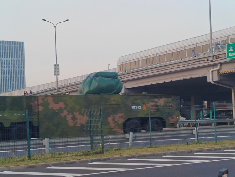 北京はHQ-29に加え、レーザー兵器システムと電子戦用無人機ネットワークも公開した。詳細は未だ公表されていないものの、パレードでのこれらの登場は、中国軍がつい最近まで理論段階にあった技術の実用化段階に入ったことを示すには十分だった。 9.jpg