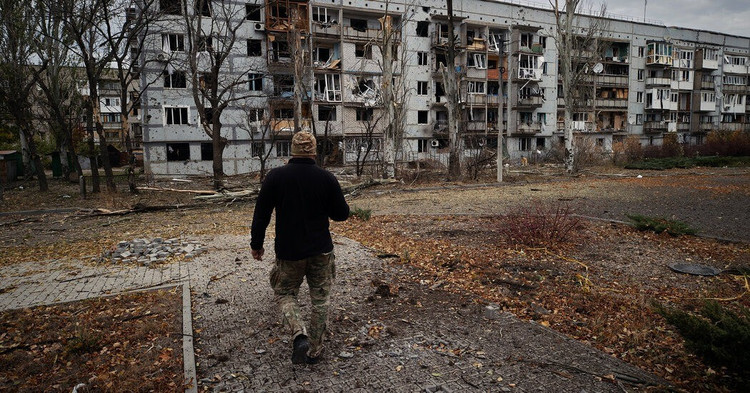 Die USA und ihre NATO-Verbündeten stehen nun vor einer schwierigen Entscheidung: Entweder sollen sie weiterhin Waffen und Geld in die Ukraine pumpen, um den Widerstand aufrechtzuerhalten, oder sie sollen sich stärker für eine diplomatische Lösung einsetzen und territoriale Zugeständnisse akzeptieren. Beide Optionen sind riskant, da ein anhaltender Konflikt die westliche Wirtschaft schwächen würde, während Zugeständnisse einen gefährlichen Präzedenzfall für die nationale Souveränität schaffen könnten. 11.jpg