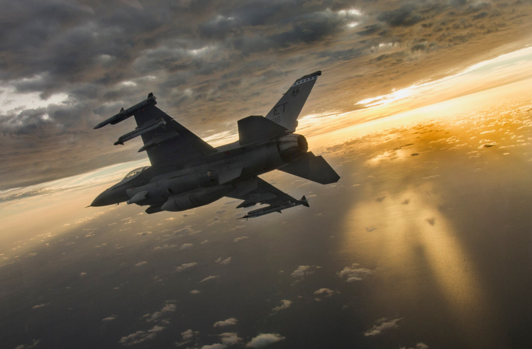 El avión también lleva contramedidas electrónicas, como señuelos y bengalas, para repeler amenazas de misiles. Comparado con rivales rusos como el Su-35, el F-16 posee mayor agilidad y aviónica, pero está menos armado, lo que lo hace más dependiente de la habilidad del piloto y de ciertas tácticas aéreas. Foto: @DefenseNews. 12.png