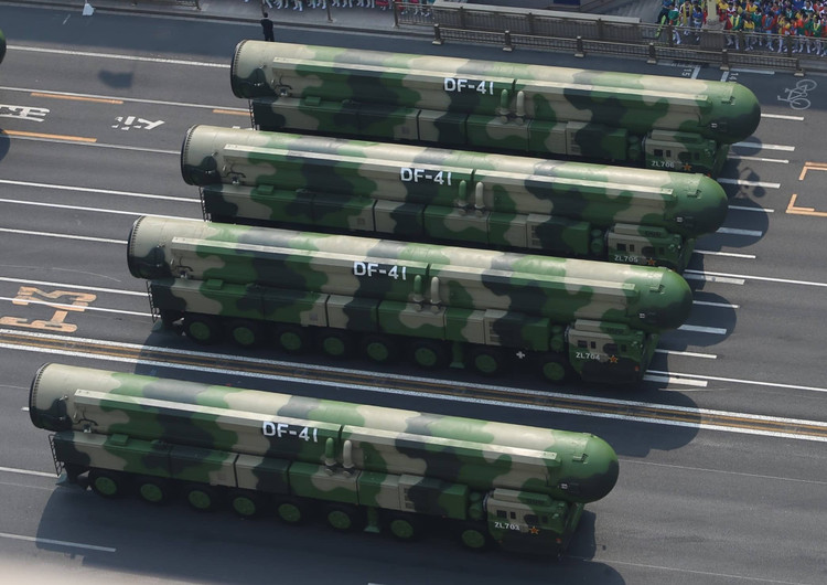 それに加えて、中国の核抑止力の「中核」とみなされる大陸間弾道ミサイル(ICBM)も登場した。ガーディアン紙、ロイター通信、サウスカロライナ・モーニング・ポスト紙などの分析筋はいずれも、中国がパレードに複数の独立弾頭を搭載し、1万2000キロメートル以上離れた標的を攻撃できるDF-41などの最新型ミサイルを持ち込んだと指摘している。 2-9679.jpg