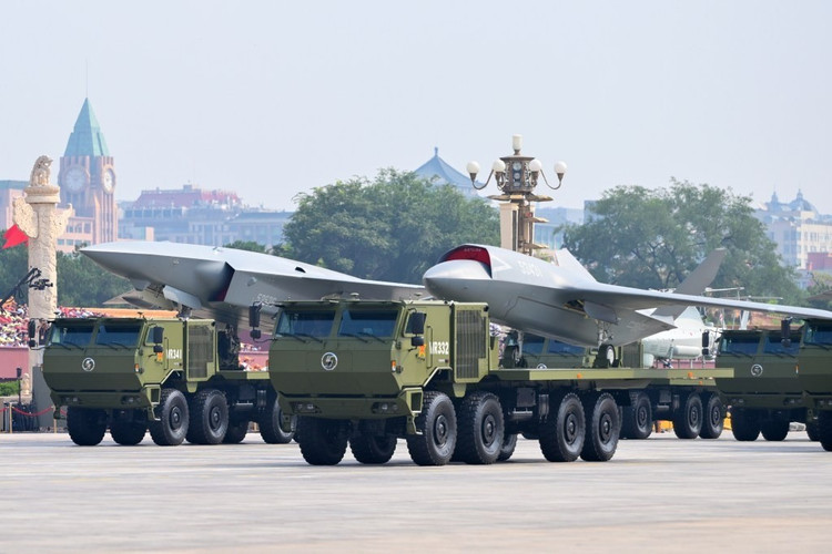 B型無人機は左端にあります。カメラの近くには、CCA型小型無人機が1機あります。(写真:趙文宇/中国新聞社/VCG) gettyimages-2233511367.jpg