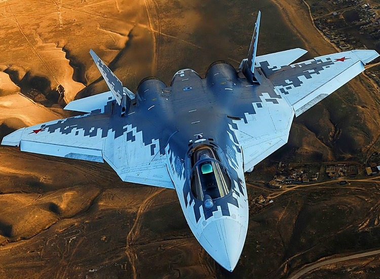 Le ministre indien de la Défense, Rajesh Kumar Singh, a confirmé la deuxième semaine de juillet que des négociations étaient en cours pour l'achat du deuxième des deux avions de chasse russes Su-57. Ces négociations interviennent malgré des années de pressions américaines persistantes sur Delhi pour qu'il prenne ses distances avec la Russie, notamment en matière de coopération en matière de défense. Photo : @ Defense News. 9-722.png