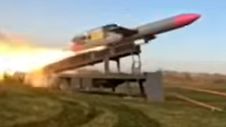 Le 17 août, le photojournaliste de l'AP Efrem Lukatsky a révélé pour la première fois sur Facebook le mystérieux missile de croisière Flamingo, affirmant qu'il avait été produit en série par Fire Point. Cette arme a fait sensation avec sa portée allant jusqu'à 3 000 km et son ogive pesant plus d'une tonne. Le lendemain, The War Zone a publié une vidéo enregistrant le tir d'essai, choquant la communauté militaire internationale. 1-anh-the-war-zone.jpg