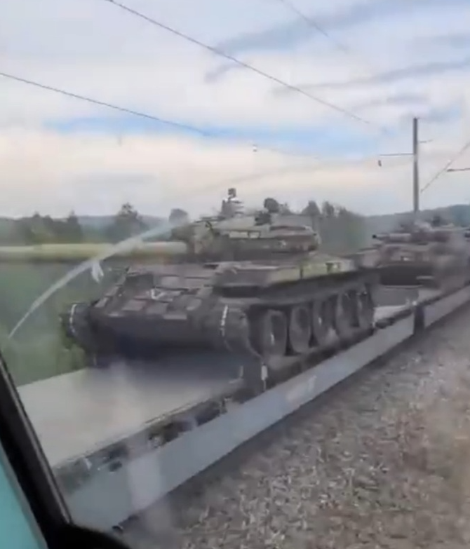 Diese Panzer, die 1961 erstmals in den sowjetischen Dienst gestellt wurden, gehören zu den ältesten Plattformen, die Russland für das Schlachtfeld in der Ukraine neu ausrüstet. Foto: @militarnyi. 2-9287.png