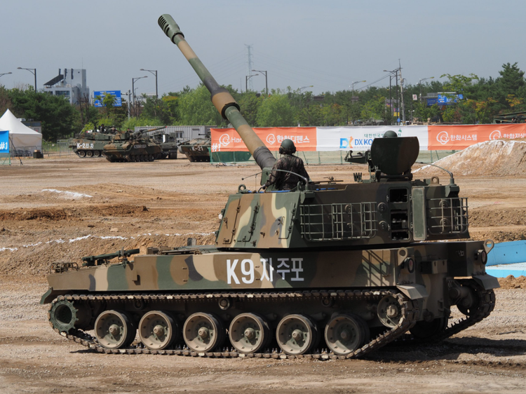 Südkoreas Militärtechnologie ist seit langem für ihre hohe Qualität, Kosteneffizienz und effektive Einsatzfähigkeit bekannt und verschafft dem Land damit einen Vorteil gegenüber amerikanischen und westlichen Konkurrenten. Die Einführung eines eigenen Verteidigungswaffenantriebs wie dem K9 Thunder zeigt, dass Südkorea bereit ist, seine Rüstungsexportstrategie zu stärken und seine Position auf dem globalen Rüstungsmarkt zu festigen. Foto: @MilitaryLeak. 1-6235.png