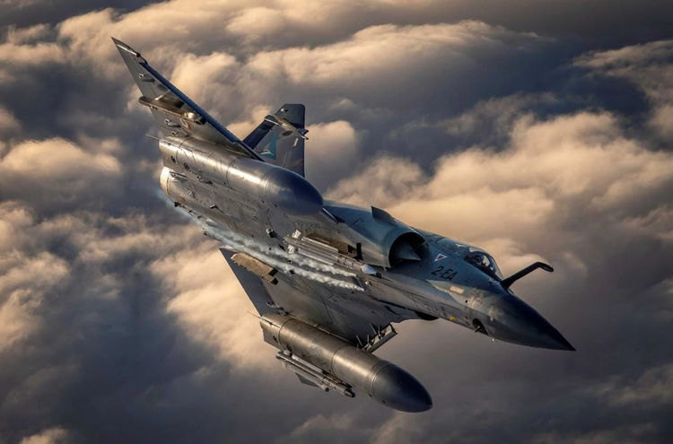 実際、ミラージュ戦闘機は米国製のF-16よりも高速で離陸できるため、ウクライナ軍にとって巡航ミサイルやシャヘド型無人機の迎撃に有用なツールとみなされています。また、SCALP(またはストームシャドウ)のような長距離ミサイルをロシア領内の奥深くにある標的に発射するのにも使用できます。写真:@ Fly a jet fighter. 6-5846.png