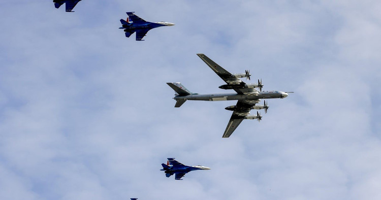 Sementara itu, Su-35 Flanker-E adalah salah satu jet tempur Rusia yang paling modern. Pesawat ini memiliki radar phased array yang kuat, mesin penggerak vektor dorong, dan rudal udara-ke-udara jarak jauh R-77. Dimasukkannya Su-35 dalam formasi pengawal menunjukkan bahwa Moskow meningkatkan kompleksitas patroli strategisnya. 6-3630.jpg