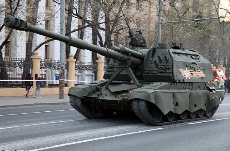 While often crude, it is a low-cost measure to give the new 152mm 2S19M2 Msta-S self-propelled gun at least some protection against explosives carried by drones. Photo: @defence-blog. 7.png