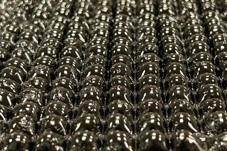 Cận cảnh hydrogel dạng origami (giống bong bóng) đang thu hơi ẩm từ không khí. a-close-up-of-a-new-origami-inspired-hydrogel-material-777x518.jpg