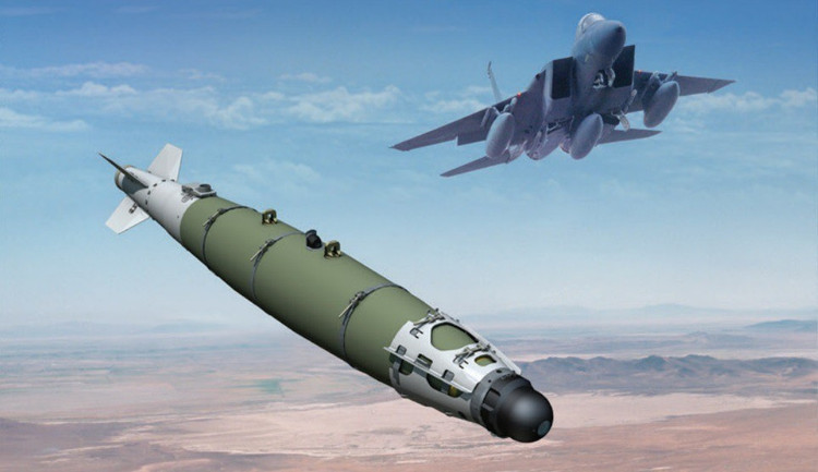 However, real-life testing is far different. Coffey personally piloted an F-15E using the Vulcan cannon to shoot down a UAV in a battle in April 2024, but failed. When switching to JDAM, the squadron must meticulously calculate the dive angle, the target speed, and especially the safety zone under the bomb's drop path. 8.jpg