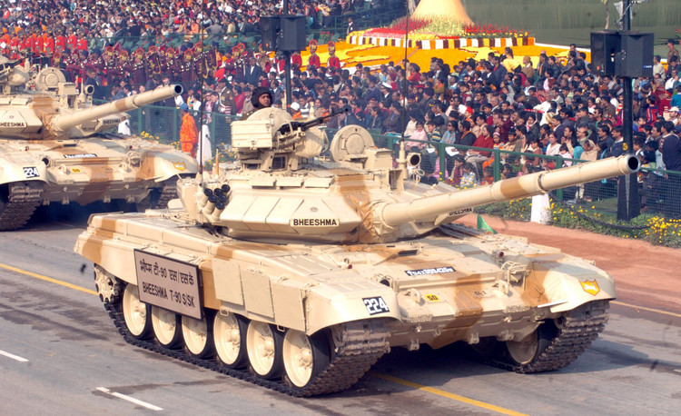 1,200 T-90S / MS Bhishma - កំណែដែលបានធ្វើឱ្យប្រសើរឡើងនៃរថក្រោះ T-90 របស់រុស្ស៊ី; រថក្រោះ T-72 Ajeya ចំនួន 2,400 គ្រឿង ដែលជាខ្សែរថក្រោះរឿងព្រេងនិទានរបស់សូវៀត ត្រូវបានកែលម្អដោយប្រទេសឥណ្ឌា ដើម្បីឲ្យសមស្របទៅនឹងលក្ខខណ្ឌសមរភូមិអាស៊ីខាងត្បូង។ the-t-90-tanks-bheeshma-passes-through-the-rajpath-during-the-60th-republic-day-parade-2009-in-new-delhi-on-january-26-2009.jpg