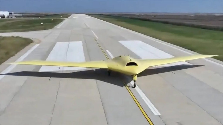 Drohnen wie die WZ-X sind typischerweise für Aufklärungsmissionen über große Entfernungen konzipiert und können mit geringem Risiko tief in den feindlichen Luftraum eindringen. Der geräumige Mittelrumpf ermöglicht zudem die Integration von Satellitenkommunikationsgeräten und ermöglicht so die Kommunikation außerhalb der Sichtlinie. Dies ist eine strategische Fähigkeit, die China als Gegengewicht zu den USA verfolgt. 9-9409.jpg
