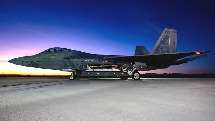 142 chiếc F-22 được nâng cấp vai trò chỉ huy UAV. f-22-flight-test-jet-ground.jpg
