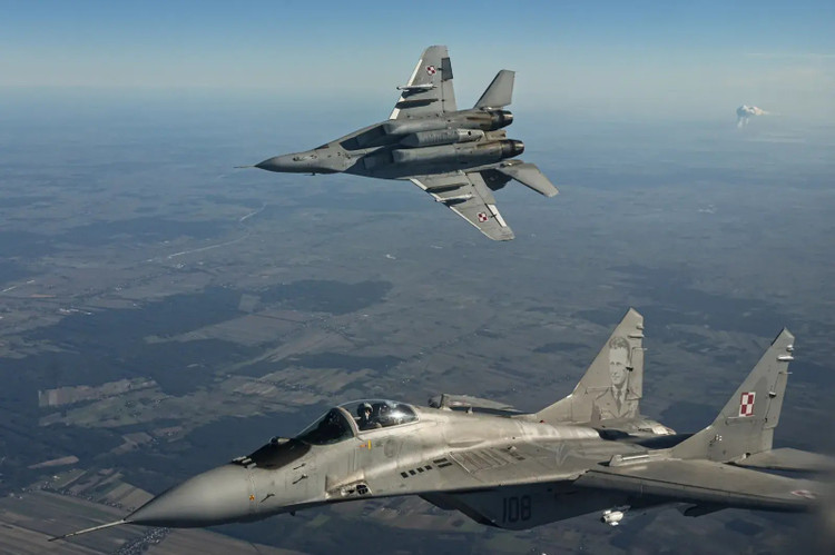 Airspace near the cities of Lublin and Rzeszów has been temporarily restricted, while F-35s are patrolling constantly to prevent Russian UAVs and missiles from entering. NATO stressed that this is a measure to protect the alliance's eastern flank and maintain regional stability. 2-anh-newsweek.jpg