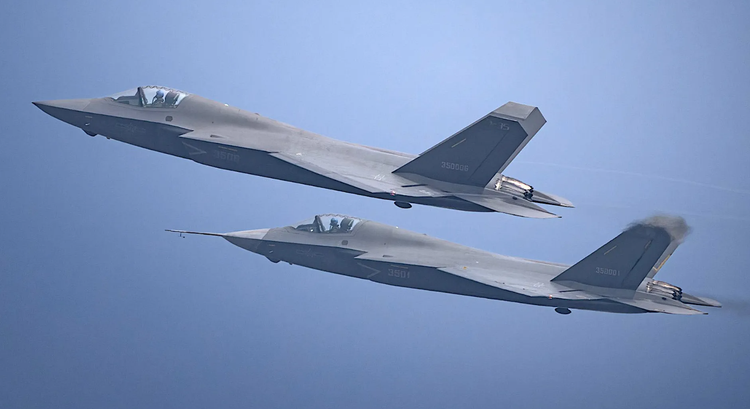 中国政府は公式な確認を行っていないものの、アナリストらは、中国の防衛産業の生産と近代化への取り組みの拡大は、J-35Aステルス戦闘機の艦隊への統合が近づいていることを示唆していると指摘している。写真:@Aero News Journal 4-8700.png