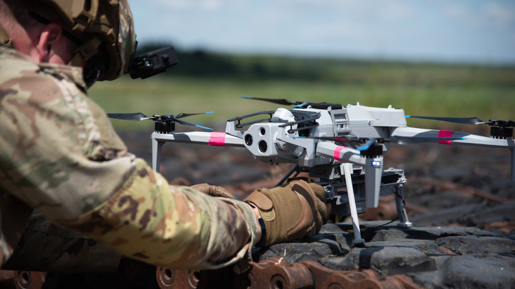យោងតាមលោក Hegseth យាន UAVs មិនមែនទើបតែបង្ហាញខ្លួននៅលើសមរភូមិឆ្ងាយៗទេ ប៉ុន្តែមានវត្តមាននៅព្រំដែន និងសូម្បីតែនៅក្នុងដែនអាកាសសហរដ្ឋអាមេរិក។ លោកបានសង្កត់ធ្ងន់ថា “ពួកគេវាយប្រហារមូលដ្ឋាន ទាហានគោលដៅ និងគំរាមកំហែងអធិបតេយ្យភាពជាតិ” ខណៈពេលដែលបញ្ជាក់ថា សហរដ្ឋអាមេរិកមិនអាចបន្តអនុវត្តតាមនីតិវិធីដ៏លំបាក ហើយត្រូវតែផ្តល់អាទិភាពដល់ល្បឿន។ 2-anh-wikipedia.jpg