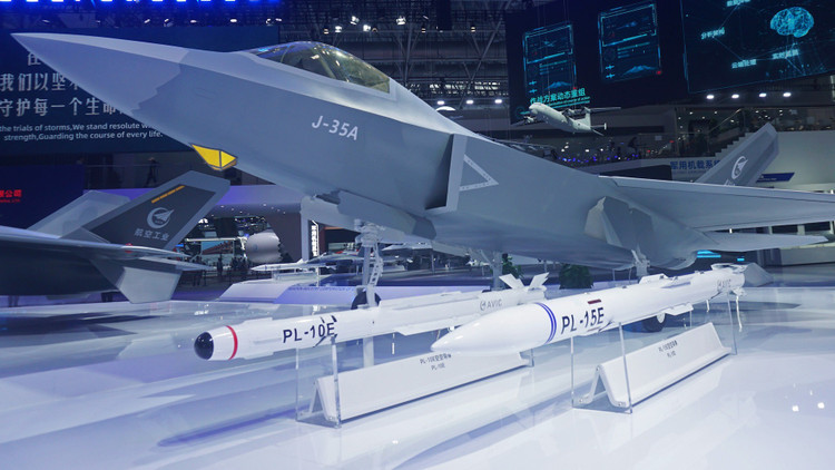 التسليح الرئيسي لطائرة J-16 هائلٌ أيضًا. تُمكّن صواريخ PL-15 وPL-16 الطائرة من مهاجمة أهدافٍ تتجاوز مدى الرؤية بدقةٍ عالية، وتُعتبر بمثابة ردٍّ مباشرٍ على صاروخ AIM-260 الأمريكي. على المدى القريب، يُجهّز صاروخ PL-10 بباحثٍ يعمل بالأشعة تحت الحمراء وقدرات توجيهٍ بزاويةٍ واسعةٍ للغاية، مما يمنح J-16 تفوقًا مطلقًا في المعارك الجوية القريبة. 8.jpg