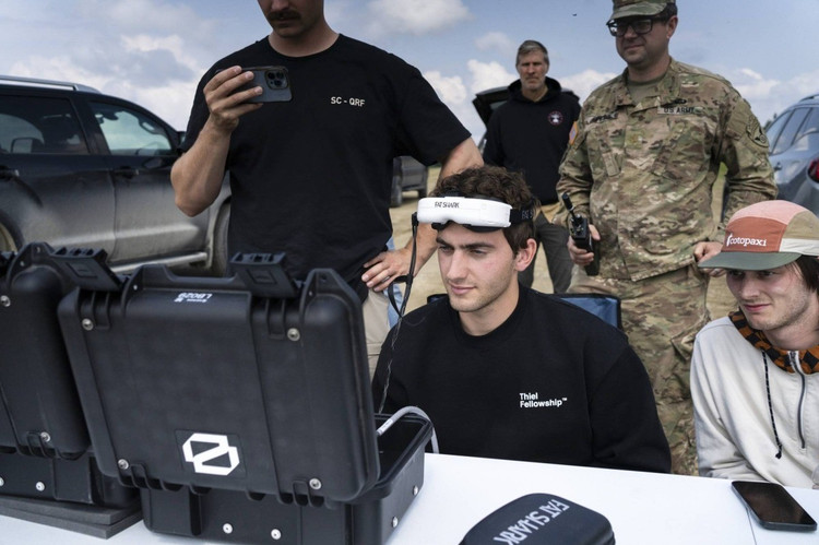 នៅជួរមុខ UAVs បានក្លាយជាអាវុធធម្មតា។ នៅអ៊ុយក្រែន FPV UAVs កំពុងផ្លាស់ប្តូរហ្គេម ខណៈពេលដែលរុស្ស៊ីពឹងផ្អែកលើ Shahed ជាឧបករណ៍វាយប្រហារចម្ងាយឆ្ងាយ។ នៅមជ្ឈិមបូព៌ា យន្តហោះចម្បាំង UAV ដែលដាក់ពង្រាយដោយអ៊ីរ៉ង់ ហេសបូឡា ឬហ៊ូធី នៅតែបន្តគំរាមកំហែងដល់មូលដ្ឋានទ័ពអាមេរិក និងនាវាចម្បាំង។ រូបភាពជាសកលបង្ហាញថា UAVs លែងជាបច្ចេកវិទ្យា 10.jpg